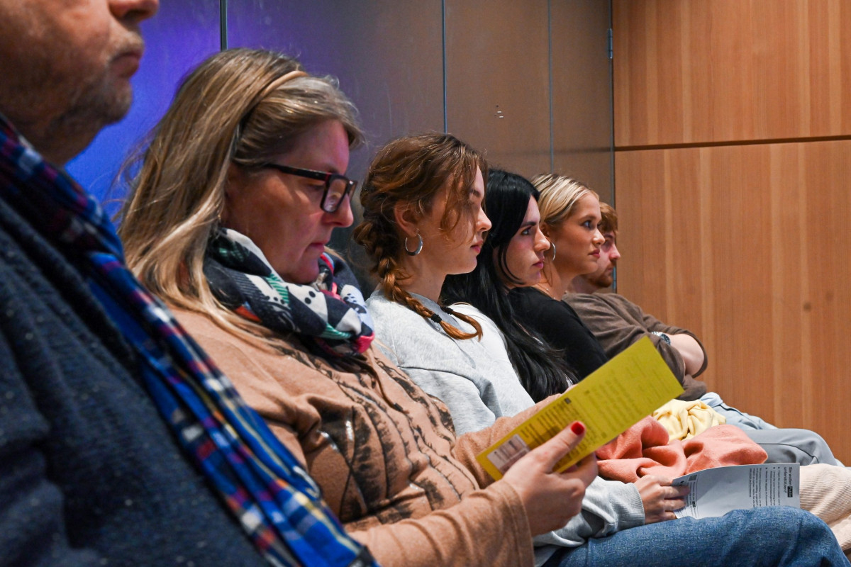 Berlin, 12.11.2024, Am 15. September hat das neue Medienhaus in Berlin Neukölln, das sich als Labor für Innovationen im Journalismus versteht, eröffnet. Der gerade fertiggestellte Bau (Publix) beherbergt eine Reihe von Journalisten-Organisationen wie Reporter ohne Grenzen, Netz- werk Recherche, die Reporterfabrik und Correctiv. Der Presseclub wird auf der eintägigen Reise das innovative Haus besichtigen und mit einigen prominenten Mietern Hintergrundgespräche führen. (c) FOTO: Rainer Rüffer (Rueffer)