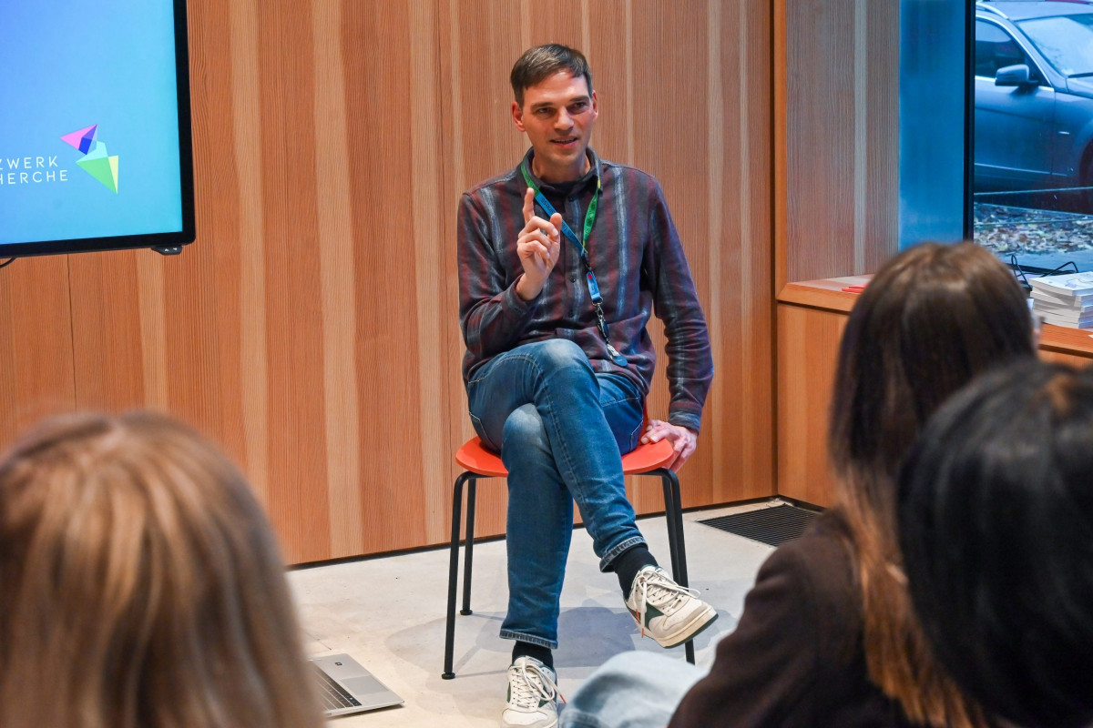 Berlin, 12.11.2024, Am 15. September hat das neue Medienhaus in Berlin Neukölln, das sich als Labor für Innovationen im Journalismus versteht, eröffnet. Der gerade fertiggestellte Bau (Publix) beherbergt eine Reihe von Journalisten-Organisationen wie Reporter ohne Grenzen, Netz- werk Recherche, die Reporterfabrik und Correctiv. Der Presseclub wird auf der eintägigen Reise das innovative Haus besichtigen und mit einigen prominenten Mietern Hintergrundgespräche führen. (c) FOTO: Rainer Rüffer (Rueffer)