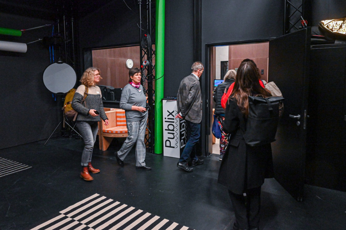 Berlin, 12.11.2024, Am 15. September hat das neue Medienhaus in Berlin Neukölln, das sich als Labor für Innovationen im Journalismus versteht, eröffnet. Der gerade fertiggestellte Bau (Publix) beherbergt eine Reihe von Journalisten-Organisationen wie Reporter ohne Grenzen, Netz- werk Recherche, die Reporterfabrik und Correctiv. Der Presseclub wird auf der eintägigen Reise das innovative Haus besichtigen und mit einigen prominenten Mietern Hintergrundgespräche führen. (c) FOTO: Rainer Rüffer (Rueffer)