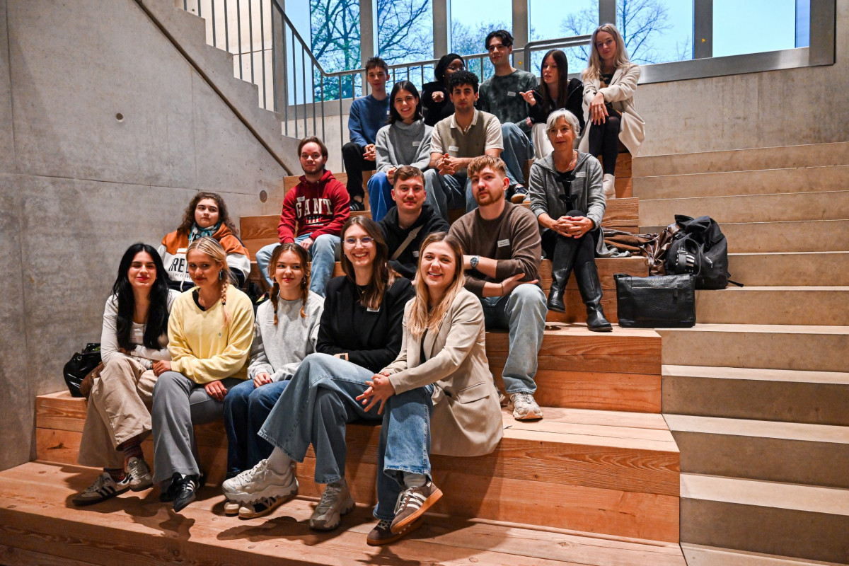 Berlin, 12.11.2024, Am 15. September hat das neue Medienhaus in Berlin Neukölln, das sich als Labor für Innovationen im Journalismus versteht, eröffnet. Der gerade fertiggestellte Bau (Publix) beherbergt eine Reihe von Journalisten-Organisationen wie Reporter ohne Grenzen, Netz- werk Recherche, die Reporterfabrik und Correctiv. Der Presseclub wird auf der eintägigen Reise das innovative Haus besichtigen und mit einigen prominenten Mietern Hintergrundgespräche führen. (c) FOTO: Rainer Rüffer (Rueffer)