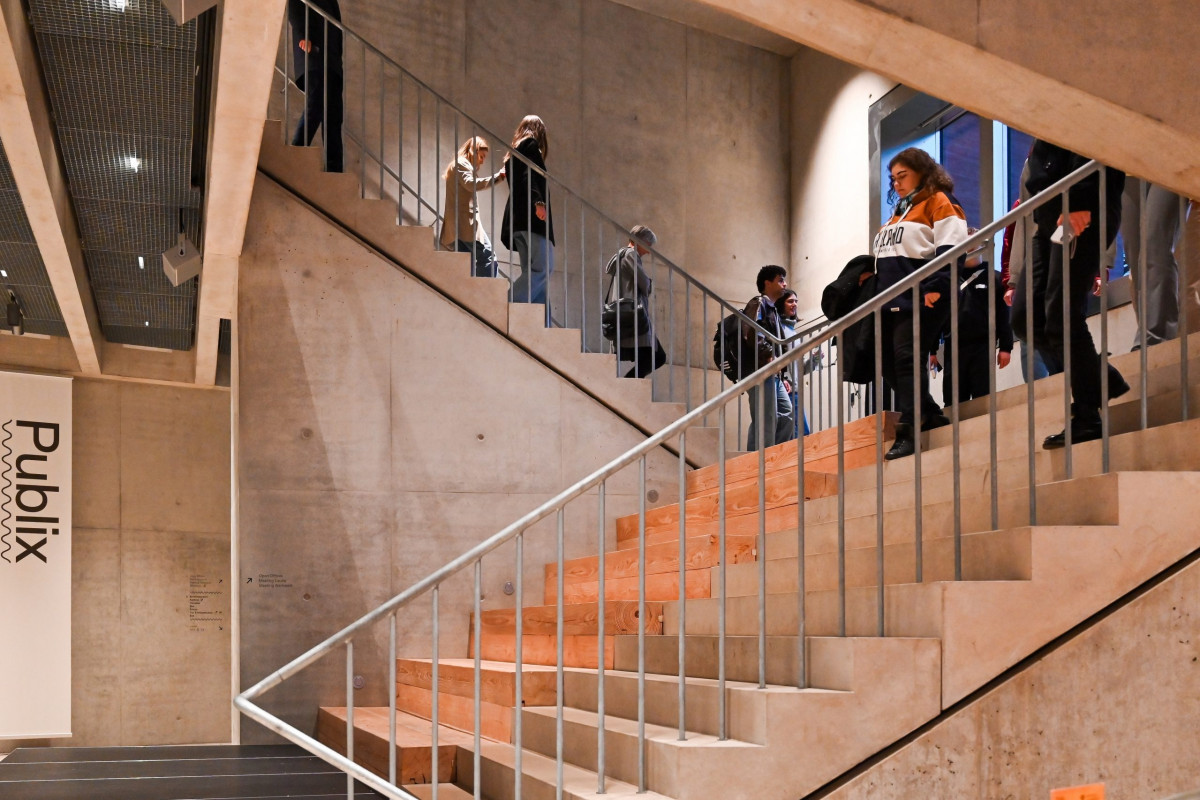 Berlin, 12.11.2024, Am 15. September hat das neue Medienhaus in Berlin Neukölln, das sich als Labor für Innovationen im Journalismus versteht, eröffnet. Der gerade fertiggestellte Bau (Publix) beherbergt eine Reihe von Journalisten-Organisationen wie Reporter ohne Grenzen, Netz- werk Recherche, die Reporterfabrik und Correctiv. Der Presseclub wird auf der eintägigen Reise das innovative Haus besichtigen und mit einigen prominenten Mietern Hintergrundgespräche führen. (c) FOTO: Rainer Rüffer (Rueffer)