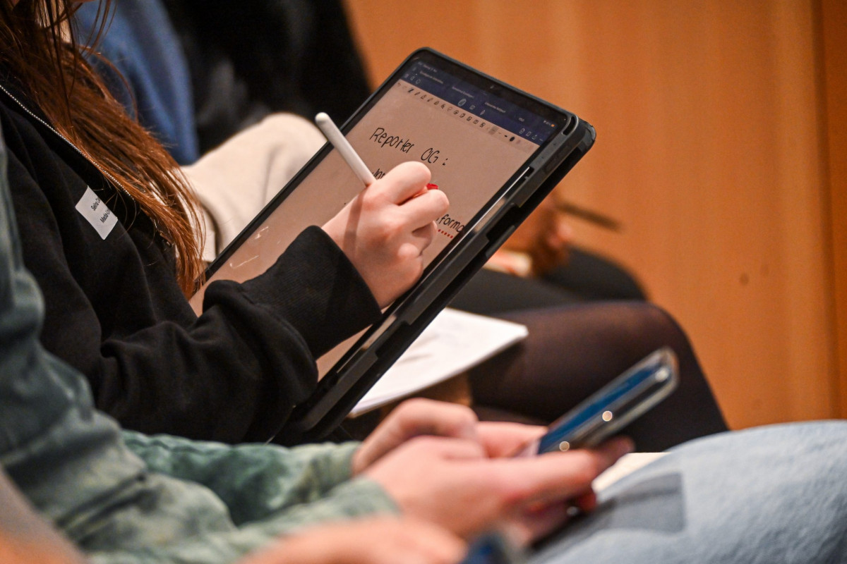 Berlin, 12.11.2024, Am 15. September hat das neue Medienhaus in Berlin Neukölln, das sich als Labor für Innovationen im Journalismus versteht, eröffnet. Der gerade fertiggestellte Bau (Publix) beherbergt eine Reihe von Journalisten-Organisationen wie Reporter ohne Grenzen, Netz- werk Recherche, die Reporterfabrik und Correctiv. Der Presseclub wird auf der eintägigen Reise das innovative Haus besichtigen und mit einigen prominenten Mietern Hintergrundgespräche führen. (c) FOTO: Rainer Rüffer (Rueffer)