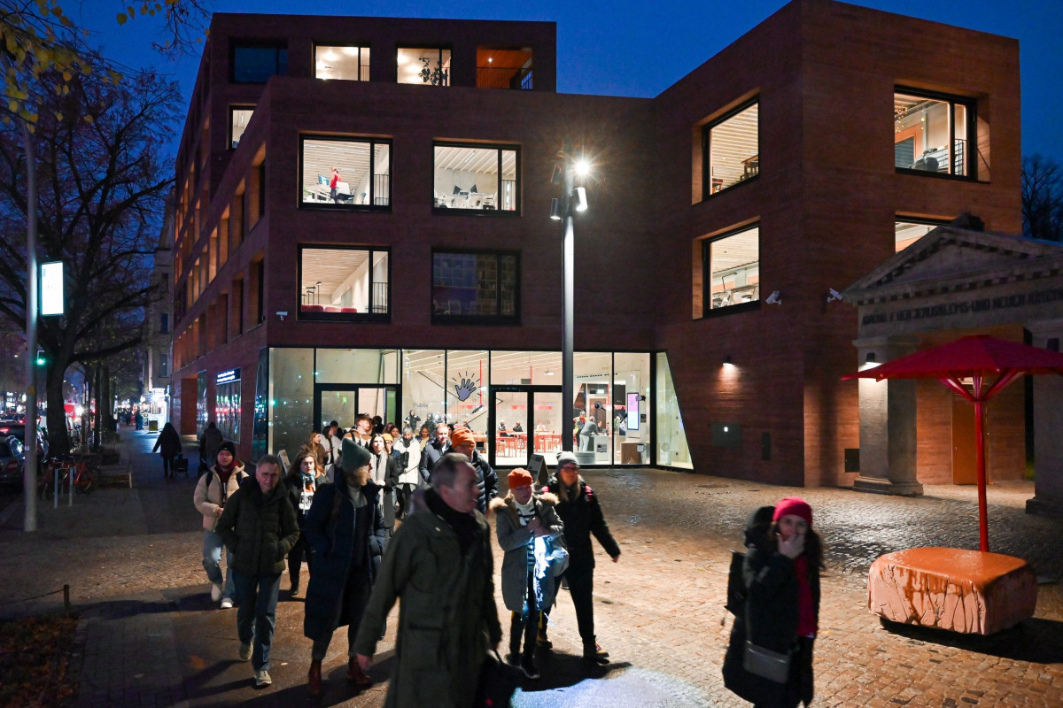 Berlin, 12.11.2024, Am 15. September hat das neue Medienhaus in Berlin Neukölln, das sich als Labor für Innovationen im Journalismus versteht, eröffnet. Der gerade fertiggestellte Bau (Publix) beherbergt eine Reihe von Journalisten-Organisationen wie Reporter ohne Grenzen, Netz- werk Recherche, die Reporterfabrik und Correctiv. Der Presseclub wird auf der eintägigen Reise das innovative Haus besichtigen und mit einigen prominenten Mietern Hintergrundgespräche führen. (c) FOTO: Rainer Rüffer (Rueffer)