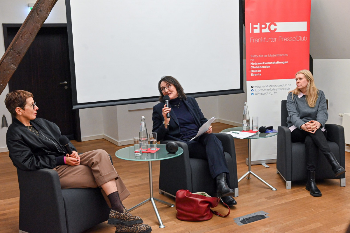 Frankfurt am Main, 21.01.2025, Stadtteil Westend, Ulmenstrasse 20, Frankfurter-Presseclub, Clubabend, Thema: "Leichte Sprache in den Medien – Chancen und Herausforderungen inklusiver Angebote". HIER: Sonja Wielow (Projektleiterin tagesschau in Einfacher Sprache), (r.), Moderatorin Michaela Schmehl (FPC Vorstandsmitglied) (m.), und Nicola Foltys (Leitung Abteilung Access– ZDF). (c) FOTO: Rainer Rüffer (Rueffer).