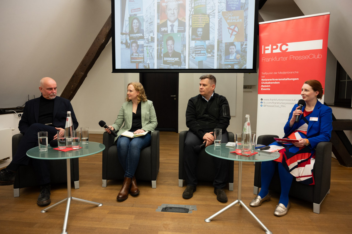 Welche Merkmale brauchen politische Plakate, um trotz begrenzter Darstellungsmittel einen starken Effekt zu erzielen? Was unterscheidet die deutschen Parteien aktuell in der Plakatwerbung für die bevorstehende Wahl? Was eint sie? Und welche Erkenntnisse sind beim Blick zurück entscheidend? Diesen und weiteren Fragen geht Moderatorin Anna Moldenhauer im Gespräch mit Dr. Jasmin Fitzpatrick, Raphael Brinkert und Markus Weisbeck nach. Quelle: https://www.frankfurterpresseclub.de/veranstaltung/blickpunkt-wahlplakate-wirksam-werben/
