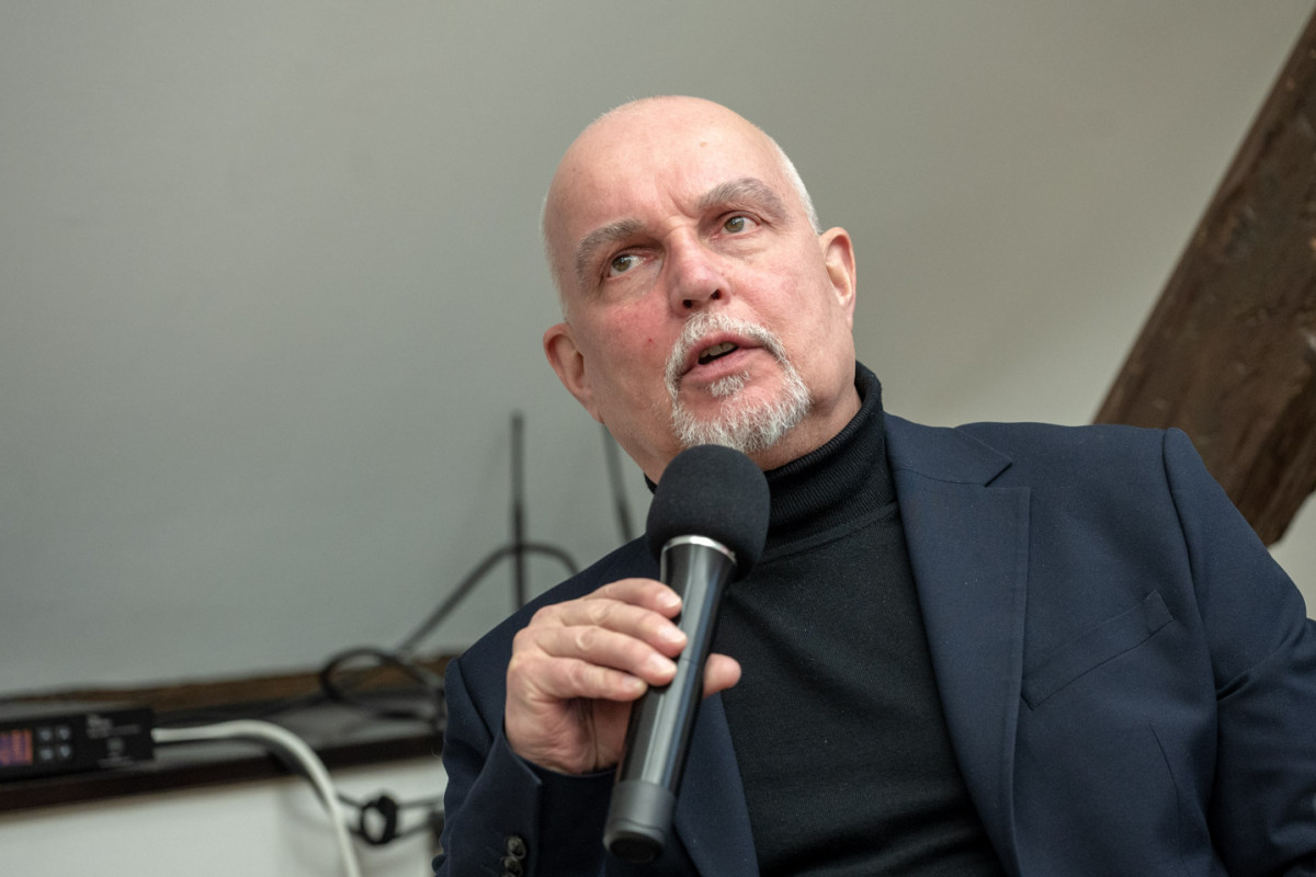 Welche Merkmale brauchen politische Plakate, um trotz begrenzter Darstellungsmittel einen starken Effekt zu erzielen? Was unterscheidet die deutschen Parteien aktuell in der Plakatwerbung für die bevorstehende Wahl? Was eint sie? Und welche Erkenntnisse sind beim Blick zurück entscheidend? Diesen und weiteren Fragen geht Moderatorin Anna Moldenhauer im Gespräch mit Dr. Jasmin Fitzpatrick, Raphael Brinkert und Markus Weisbeck nach. Quelle: FPC