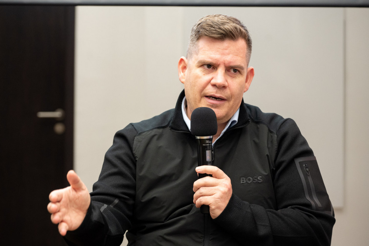 Welche Merkmale brauchen politische Plakate, um trotz begrenzter Darstellungsmittel einen starken Effekt zu erzielen? Was unterscheidet die deutschen Parteien aktuell in der Plakatwerbung für die bevorstehende Wahl? Was eint sie? Und welche Erkenntnisse sind beim Blick zurück entscheidend? Diesen und weiteren Fragen geht Moderatorin Anna Moldenhauer im Gespräch mit Dr. Jasmin Fitzpatrick, Raphael Brinkert und Markus Weisbeck nach. Quelle: FPC