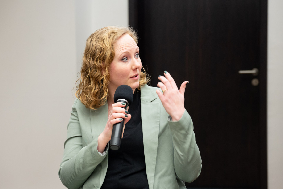 Welche Merkmale brauchen politische Plakate, um trotz begrenzter Darstellungsmittel einen starken Effekt zu erzielen? Was unterscheidet die deutschen Parteien aktuell in der Plakatwerbung für die bevorstehende Wahl? Was eint sie? Und welche Erkenntnisse sind beim Blick zurück entscheidend? Diesen und weiteren Fragen geht Moderatorin Anna Moldenhauer im Gespräch mit Dr. Jasmin Fitzpatrick, Raphael Brinkert und Markus Weisbeck nach. Quelle: FPC