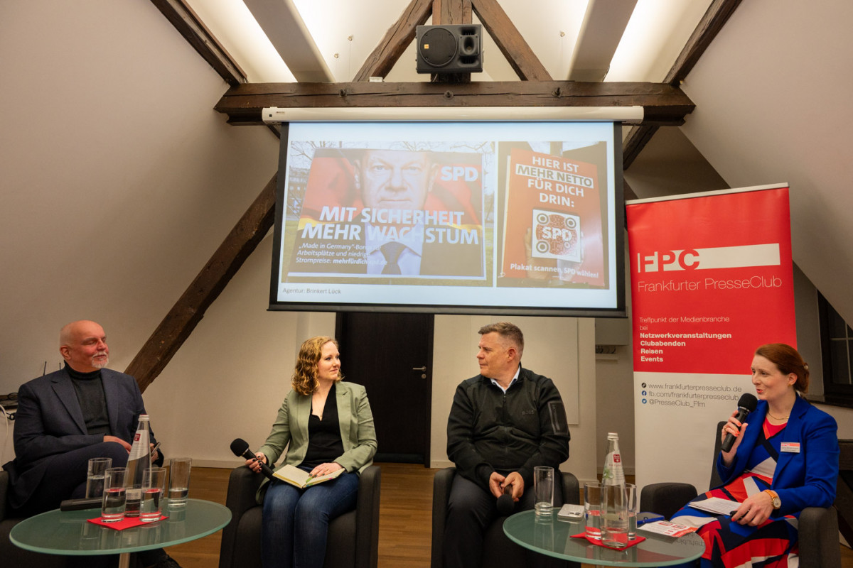 Welche Merkmale brauchen politische Plakate, um trotz begrenzter Darstellungsmittel einen starken Effekt zu erzielen? Was unterscheidet die deutschen Parteien aktuell in der Plakatwerbung für die bevorstehende Wahl? Was eint sie? Und welche Erkenntnisse sind beim Blick zurück entscheidend? Diesen und weiteren Fragen geht Moderatorin Anna Moldenhauer im Gespräch mit Dr. Jasmin Fitzpatrick, Raphael Brinkert und Markus Weisbeck nach. Quelle: FPC