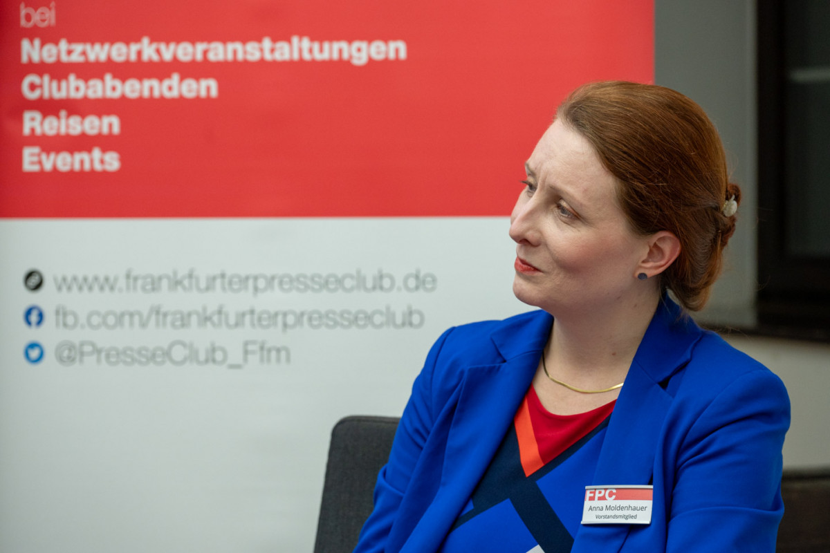 Welche Merkmale brauchen politische Plakate, um trotz begrenzter Darstellungsmittel einen starken Effekt zu erzielen? Was unterscheidet die deutschen Parteien aktuell in der Plakatwerbung für die bevorstehende Wahl? Was eint sie? Und welche Erkenntnisse sind beim Blick zurück entscheidend? Diesen und weiteren Fragen geht Moderatorin Anna Moldenhauer im Gespräch mit Dr. Jasmin Fitzpatrick, Raphael Brinkert und Markus Weisbeck nach. Quelle: FPC