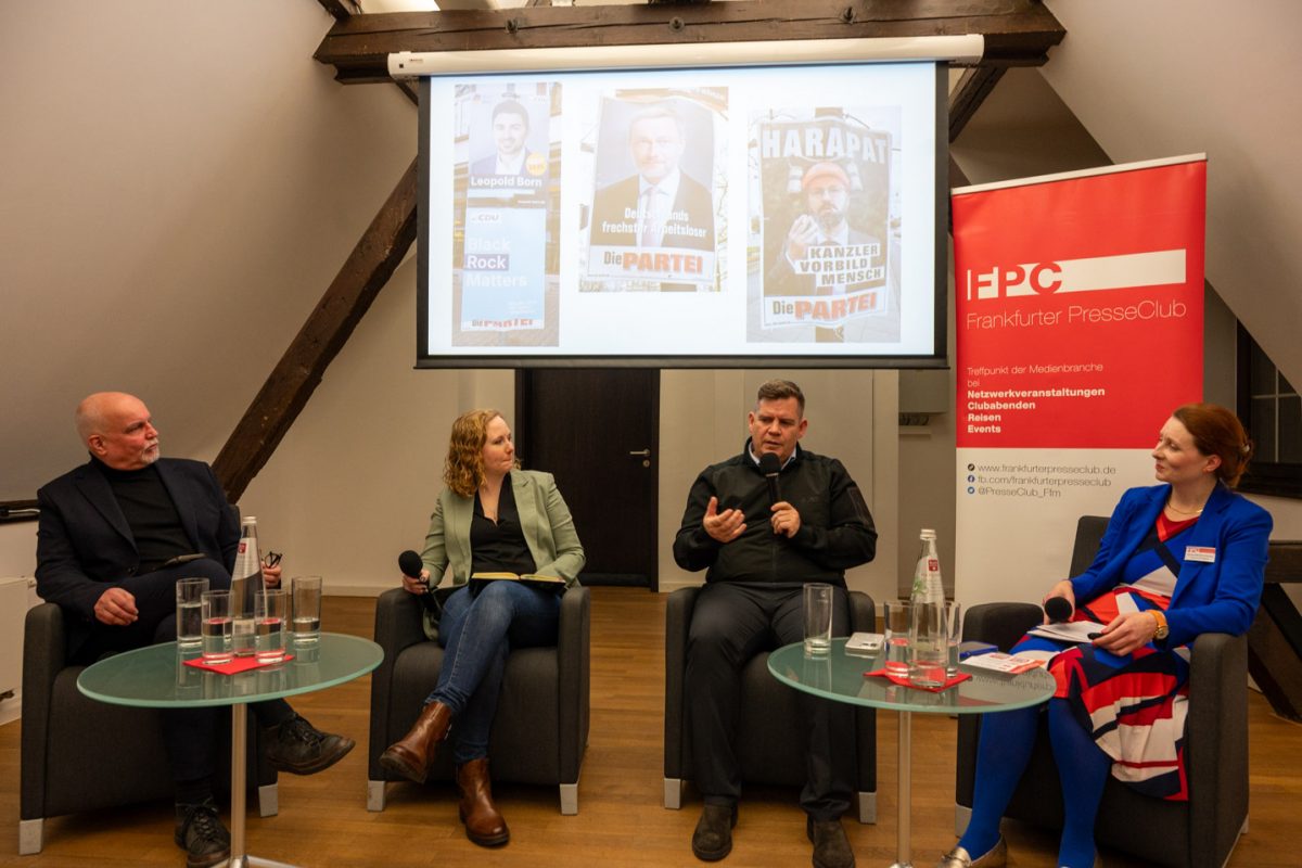 Welche Merkmale brauchen politische Plakate, um trotz begrenzter Darstellungsmittel einen starken Effekt zu erzielen? Was unterscheidet die deutschen Parteien aktuell in der Plakatwerbung für die bevorstehende Wahl? Was eint sie? Und welche Erkenntnisse sind beim Blick zurück entscheidend? Diesen und weiteren Fragen geht Moderatorin Anna Moldenhauer im Gespräch mit Dr. Jasmin Fitzpatrick, Raphael Brinkert und Markus Weisbeck nach. Quelle: FPC