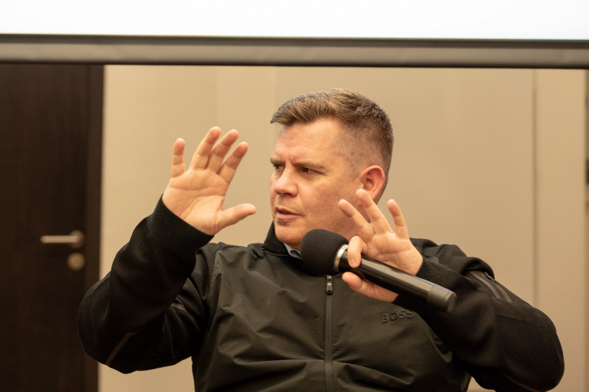 Welche Merkmale brauchen politische Plakate, um trotz begrenzter Darstellungsmittel einen starken Effekt zu erzielen? Was unterscheidet die deutschen Parteien aktuell in der Plakatwerbung für die bevorstehende Wahl? Was eint sie? Und welche Erkenntnisse sind beim Blick zurück entscheidend? Diesen und weiteren Fragen geht Moderatorin Anna Moldenhauer im Gespräch mit Dr. Jasmin Fitzpatrick, Raphael Brinkert und Markus Weisbeck nach. Quelle: FPC