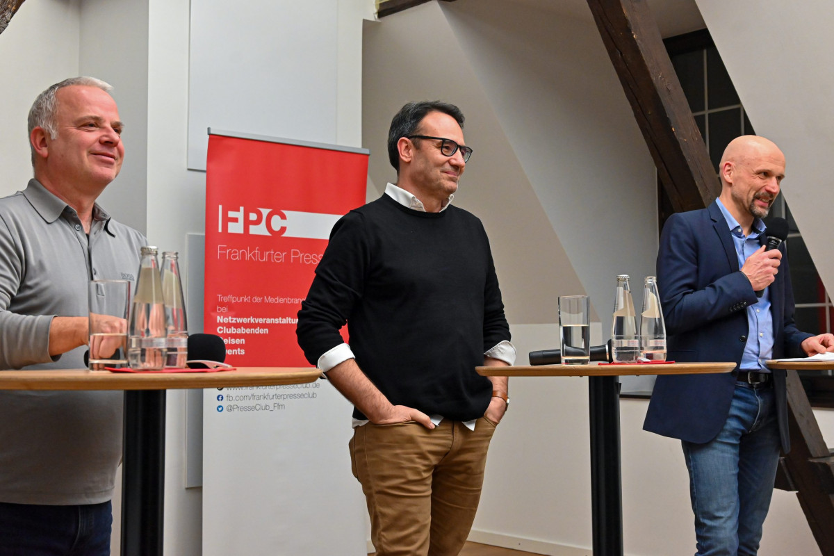 Frankfurt am Main, 04.02.2025, Stadtteil Westend, Ulmenstrasse 20, Frankfurter-Presseclub (FPC), Clubabend: Lehren aus Corona – 5 Jahre nach Beginn der Pandemie.
ZU GAST: Marcus Maurer (Professor für Kommunikationswissenschaft mit dem Schwerpunkt Politische Kommunikation am Institut für Publizistik der Johannes Gutenberg-Universität Mainz) (m.)
Dr. Martin Stürmer (Leiter IMD Labor Frankfurt und Dozent für Virologie an der Goethe-Universität Frankfurt am Main) (l.)
MODERATION: Karsten Frerichs (FPC Vorstandsmitglied) (r.)
(c) FOTO: Rainer Rüffer (Rueffer)
