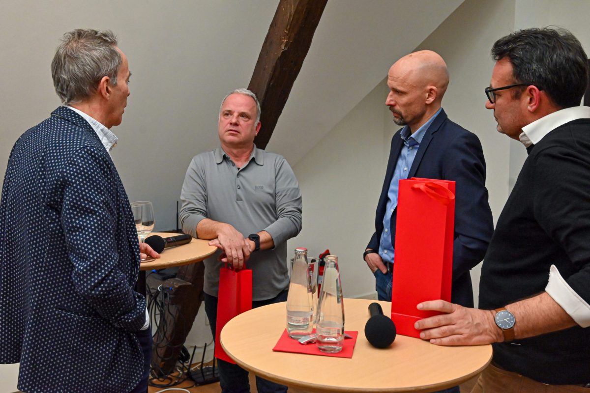 Frankfurt am Main, 04.02.2025, Stadtteil Westend, Ulmenstrasse 20, Frankfurter-Presseclub (FPC), Clubabend: Lehren aus Corona – 5 Jahre nach Beginn der Pandemie.
ZU GAST: Marcus Maurer (Professor für Kommunikationswissenschaft mit dem Schwerpunkt Politische Kommunikation am Institut für Publizistik der Johannes Gutenberg-Universität Mainz) (r.)
Dr. Martin Stürmer (Leiter IMD Labor Frankfurt und Dozent für Virologie an der Goethe-Universität Frankfurt am Main) (2.v. l.)
MODERATION: Karsten Frerichs (FPC Vorstandsmitglied) (2.v. r.)
Ganz links: Nikolaus Münster (FPC).
(c) FOTO: Rainer Rüffer (Rueffer)