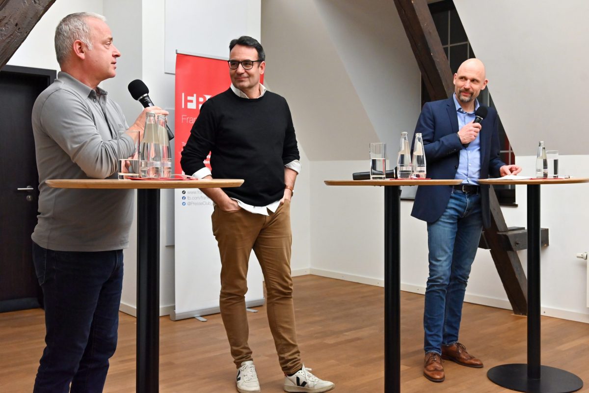 Frankfurt am Main, 04.02.2025, Stadtteil Westend, Ulmenstrasse 20, Frankfurter-Presseclub (FPC), Clubabend: Lehren aus Corona – 5 Jahre nach Beginn der Pandemie.
ZU GAST: Marcus Maurer (Professor für Kommunikationswissenschaft mit dem Schwerpunkt Politische Kommunikation am Institut für Publizistik der Johannes Gutenberg-Universität Mainz) (m.)
Dr. Martin Stürmer (Leiter IMD Labor Frankfurt und Dozent für Virologie an der Goethe-Universität Frankfurt am Main) (l.)
MODERATION: Karsten Frerichs (FPC Vorstandsmitglied) (r.)
(c) FOTO: Rainer Rüffer (Rueffer)