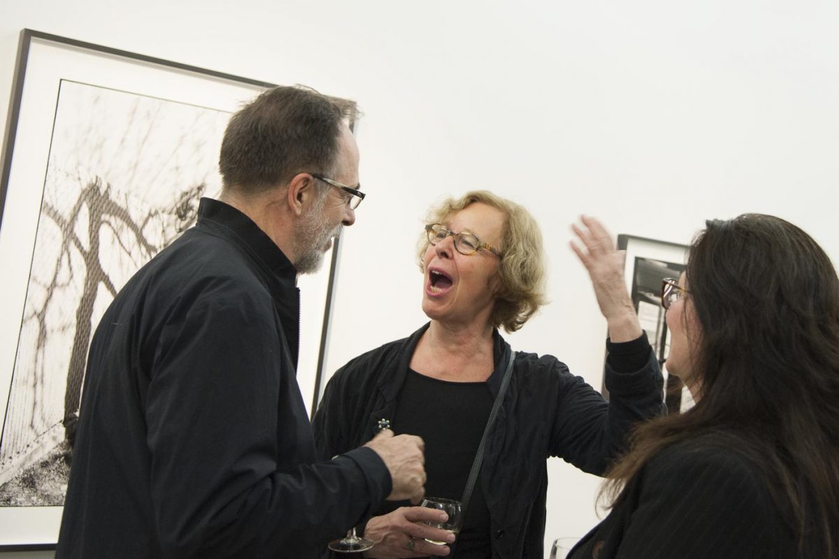 Dépaysé erkundet die enge Verbindung zwischen dem Künstler Serge Clément (*1950 in Valleyfield, Kanada) und seinem Werk. Die Ausstellung im Fotografie Forum Frankfurt präsentiert eine einzigartige Auswahl von fünfzig Schwarz-Weiß-Fotografien und ein überdimensionales handgefertigtes Künstlerbuch. Diese Werke entwickelte der Künstler am Rande seiner über vierzig Jahre lang währenden Karriere als Fotograf. Serge Cléments fotografischer Ansatz liefert dichterische und kryptische Bilder, die sich zwischen Dokumentation, Installation, sozialem Kommentar und fotografischem Essay bewegen. Dies ist die erste institutionelle Einzelausstellung des Künstlers in Deutschland.
Für Clément war die Fotografie schon immer eng mit dem Buch verknüpft. Insbesondere vor dem Hintergrund der Idee, dass sich ein Bild immer auf andere Bilder bezieht. Einerseits wird damit die Idee verfolgt, dass ein Bild wie ein undichter Behälter ist; mit Rauch, Nebel, Bächen und Flüssen, Reflexionen und Straßen, die durch das Bild laufen. Andererseits hinterfragt Serge Clément mit dieser Idee die Möglichkeiten der Fotografie, die Realität einzufangen. Ein überdimensionales Buch bildet – wie im Fotografie Forum Frankfurt – oftmals den Mittelpunkt seiner Ausstellungen. Das handgemachte Objekt ohne jeglichen Text, Daten oder Hinweise auf den Ort der Aufnahme hat große biegsame Seiten, die nicht einfach zu wenden sind. In der Ausstellung wird es zusammen mit fünfzig Silbergelatine-Prints ausgestellt, die vom Künstler selbst auf Barytpapier abgezogen wurden.
Der Titel der Ausstellung Dépaysé bedeutet wörtlich übersetzt aus dem französischen „fremd“,„verloren“ oder „fehl am Platz“. Eine bestimmte Straße, eine bestimmte Perspektive, dieser verlassene Platz, die Passanten, sie alle sind nicht an eine wiedererkennbare Welt gebunden, sondern gehören in das abstrakte Universum einer eigentlich unwirklichen Stadt. Dabei sind Ort – ob Montreal, Lyon, Tokio oder