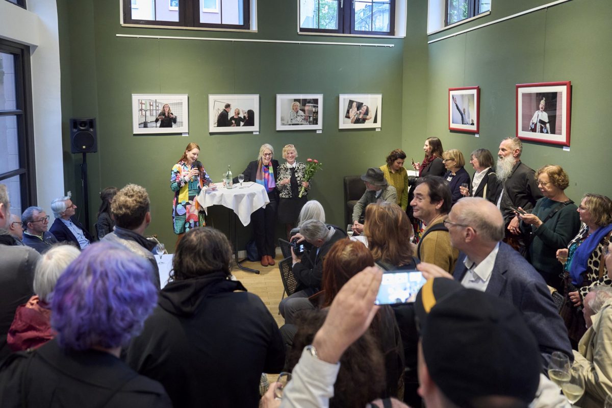 Ausstellungseröffnung: "Lass‘ Hände sprechen" Persönlichkeiten auf der Frankfurter Bühne: Wort- und Bildmächtige ringen um Worte"
Fotografien von Barbara Walzer, am Mittwoch, den 23. April um 19 Uhr im FPC, Palais Livingston, Ulmenstraße 20, 60325 Frankfurt am Main.
Begrüßung: Anna Moldenhauer (Vorstandsmitglied FPC, Chefredakteurin Stylepark Magazin)
Einführung: Petra Kammann (Herausgeberin des Kulturportals FeuilletonFrankfurt)