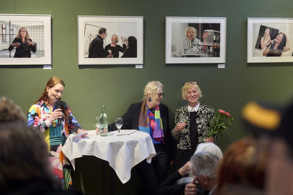 Ausstellungseröffnung: "Lass‘ Hände sprechen" Persönlichkeiten auf der Frankfurter Bühne: Wort- und Bildmächtige ringen um Worte"
Fotografien von Barbara Walzer, am Mittwoch, den 23. April um 19 Uhr im FPC, Palais Livingston, Ulmenstraße 20, 60325 Frankfurt am Main.
Begrüßung: Anna Moldenhauer (Vorstandsmitglied FPC, Chefredakteurin Stylepark Magazin)
Einführung: Petra Kammann (Herausgeberin des Kulturportals FeuilletonFrankfurt)