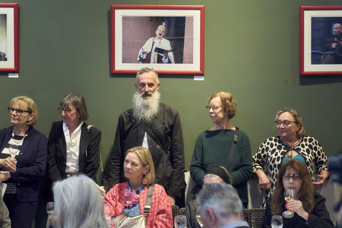 Ausstellungseröffnung: "Lass‘ Hände sprechen" Persönlichkeiten auf der Frankfurter Bühne: Wort- und Bildmächtige ringen um Worte"
Fotografien von Barbara Walzer, am Mittwoch, den 23. April um 19 Uhr im FPC, Palais Livingston, Ulmenstraße 20, 60325 Frankfurt am Main.
Begrüßung: Anna Moldenhauer (Vorstandsmitglied FPC, Chefredakteurin Stylepark Magazin)
Einführung: Petra Kammann (Herausgeberin des Kulturportals FeuilletonFrankfurt)