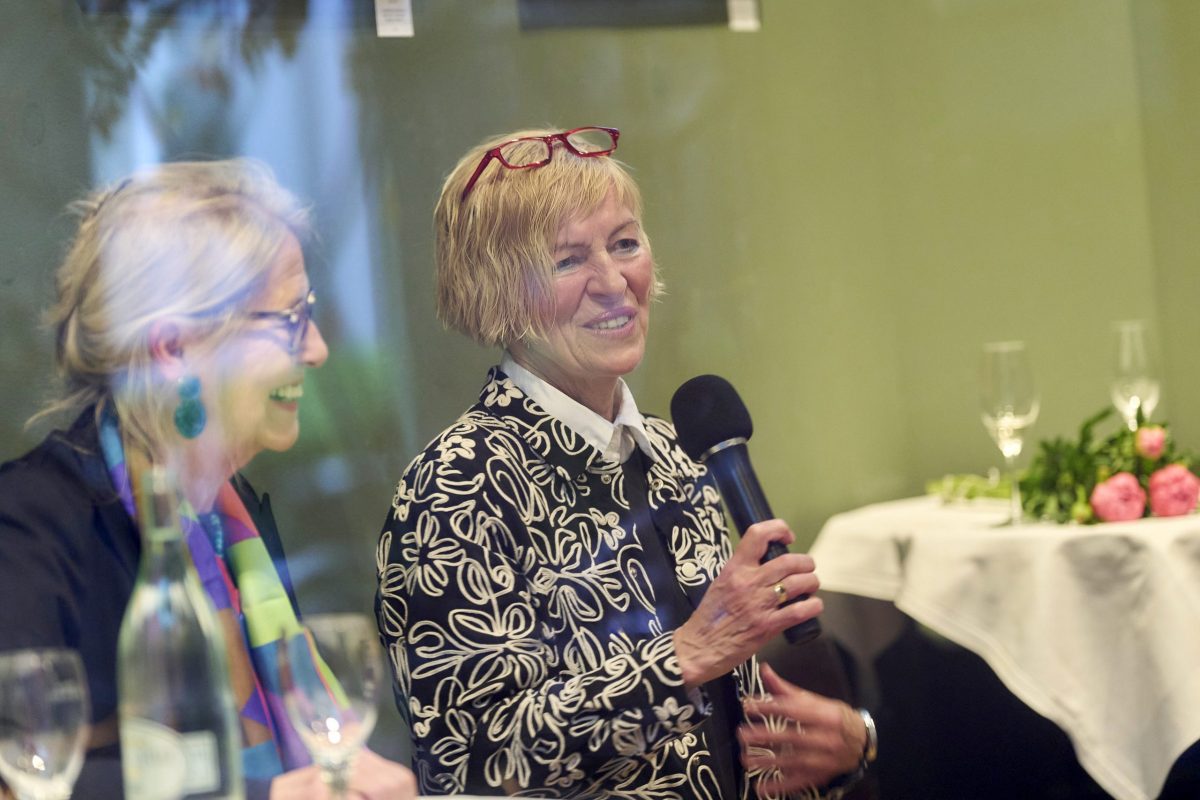 Ausstellungseröffnung: "Lass‘ Hände sprechen" Persönlichkeiten auf der Frankfurter Bühne: Wort- und Bildmächtige ringen um Worte"
Fotografien von Barbara Walzer, am Mittwoch, den 23. April um 19 Uhr im FPC, Palais Livingston, Ulmenstraße 20, 60325 Frankfurt am Main.
Begrüßung: Anna Moldenhauer (Vorstandsmitglied FPC, Chefredakteurin Stylepark Magazin)
Einführung: Petra Kammann (Herausgeberin des Kulturportals FeuilletonFrankfurt)