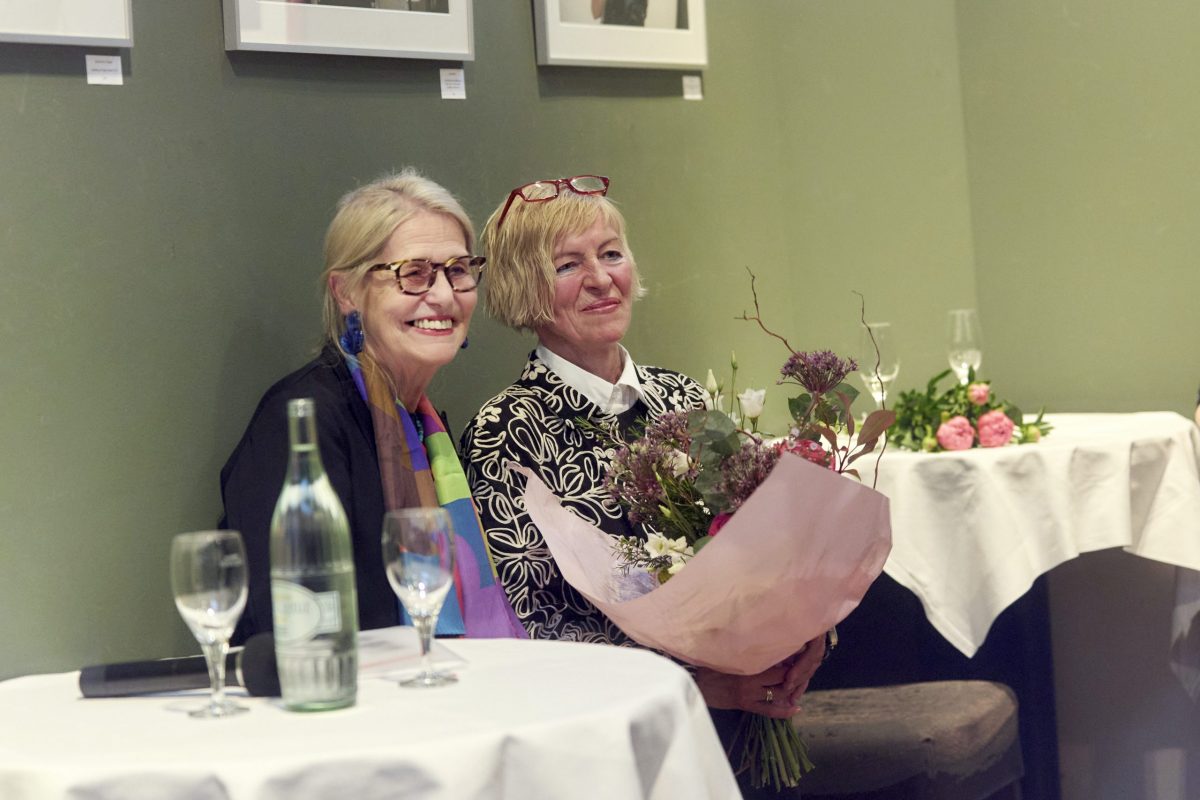 Ausstellungseröffnung: "Lass‘ Hände sprechen" Persönlichkeiten auf der Frankfurter Bühne: Wort- und Bildmächtige ringen um Worte"
Fotografien von Barbara Walzer, am Mittwoch, den 23. April um 19 Uhr im FPC, Palais Livingston, Ulmenstraße 20, 60325 Frankfurt am Main.
Begrüßung: Anna Moldenhauer (Vorstandsmitglied FPC, Chefredakteurin Stylepark Magazin)
Einführung: Petra Kammann (Herausgeberin des Kulturportals FeuilletonFrankfurt)