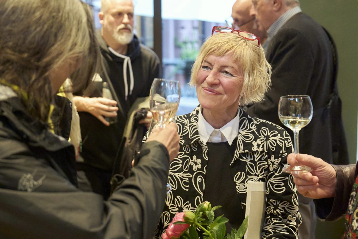 Ausstellungseröffnung: "Lass‘ Hände sprechen" Persönlichkeiten auf der Frankfurter Bühne: Wort- und Bildmächtige ringen um Worte"
Fotografien von Barbara Walzer, am Mittwoch, den 23. April um 19 Uhr im FPC, Palais Livingston, Ulmenstraße 20, 60325 Frankfurt am Main.
Begrüßung: Anna Moldenhauer (Vorstandsmitglied FPC, Chefredakteurin Stylepark Magazin)
Einführung: Petra Kammann (Herausgeberin des Kulturportals FeuilletonFrankfurt)