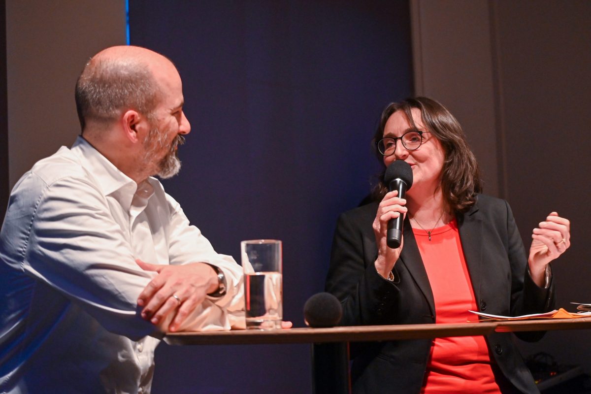 Frankfurt am Main, 03.04.2025, Stadtteil Westend, Ulmenstrasse 20, Frankfurter-Presseclub (FPC), Clubabend, Wie hält man Zeitungsleser heutzutage bei der Stange – und gewinnt im besten Fall neue hinzu? Welche Chancen bieten dabei Formatänderung und Relaunch? Seit Anfang Januar erscheinen die Frankfurter Neue Presse und die Frankfurter Rundschau in einem neuen Format. Und zwar im gleichen – das schafft Synergien in der Produktion sowie Einsparpotenziale. Die FNP ist etwas kleiner geworden, die FR dafür etwas größer. Zudem gibt’s inhaltliche Veränderungen, neue Aufteilung der Bücher, einen veränderten Aufbau der Meldungen. Hat sich die Umstellung gelohnt – und wie kommt sie bei den Leser*innen an?. Mit dem Geschäftsführer bei den Tageszeitungen der Mediengruppe Frankfurt, Dr. Max Rempel.. Moderation: Michaela Schmehl (FPC Vorstandsmitglied) . (c) FOTO: Rainer Rüffer (Rueffer)