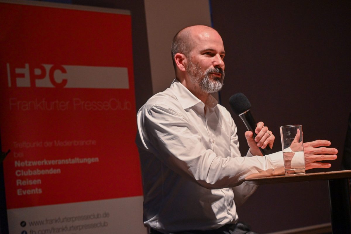 Frankfurt am Main, 03.04.2025, Stadtteil Westend, Ulmenstrasse 20, Frankfurter-Presseclub (FPC), Clubabend, Wie hält man Zeitungsleser heutzutage bei der Stange – und gewinnt im besten Fall neue hinzu? Welche Chancen bieten dabei Formatänderung und Relaunch? Seit Anfang Januar erscheinen die Frankfurter Neue Presse und die Frankfurter Rundschau in einem neuen Format. Und zwar im gleichen – das schafft Synergien in der Produktion sowie Einsparpotenziale. Die FNP ist etwas kleiner geworden, die FR dafür etwas größer. Zudem gibt’s inhaltliche Veränderungen, neue Aufteilung der Bücher, einen veränderten Aufbau der Meldungen. Hat sich die Umstellung gelohnt – und wie kommt sie bei den Leser*innen an?. Mit dem Geschäftsführer bei den Tageszeitungen der Mediengruppe Frankfurt, Dr. Max Rempel.. Moderation: Michaela Schmehl (FPC Vorstandsmitglied) . (c) FOTO: Rainer Rüffer (Rueffer)