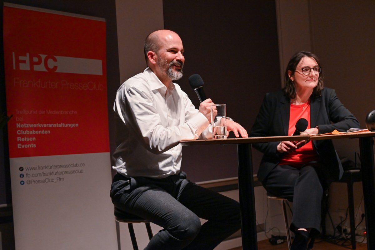 Frankfurt am Main, 03.04.2025, Stadtteil Westend, Ulmenstrasse 20, Frankfurter-Presseclub (FPC), Clubabend, Wie hält man Zeitungsleser heutzutage bei der Stange – und gewinnt im besten Fall neue hinzu? Welche Chancen bieten dabei Formatänderung und Relaunch? Seit Anfang Januar erscheinen die Frankfurter Neue Presse und die Frankfurter Rundschau in einem neuen Format. Und zwar im gleichen – das schafft Synergien in der Produktion sowie Einsparpotenziale. Die FNP ist etwas kleiner geworden, die FR dafür etwas größer. Zudem gibt’s inhaltliche Veränderungen, neue Aufteilung der Bücher, einen veränderten Aufbau der Meldungen. Hat sich die Umstellung gelohnt – und wie kommt sie bei den Leser*innen an?. Mit dem Geschäftsführer bei den Tageszeitungen der Mediengruppe Frankfurt, Dr. Max Rempel.. Moderation: Michaela Schmehl (FPC Vorstandsmitglied) . (c) FOTO: Rainer Rüffer (Rueffer)