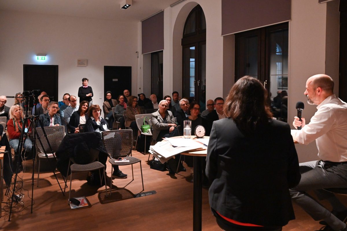 Frankfurt am Main, 03.04.2025, Stadtteil Westend, Ulmenstrasse 20, Frankfurter-Presseclub (FPC), Clubabend, Wie hält man Zeitungsleser heutzutage bei der Stange – und gewinnt im besten Fall neue hinzu? Welche Chancen bieten dabei Formatänderung und Relaunch? Seit Anfang Januar erscheinen die Frankfurter Neue Presse und die Frankfurter Rundschau in einem neuen Format. Und zwar im gleichen – das schafft Synergien in der Produktion sowie Einsparpotenziale. Die FNP ist etwas kleiner geworden, die FR dafür etwas größer. Zudem gibt’s inhaltliche Veränderungen, neue Aufteilung der Bücher, einen veränderten Aufbau der Meldungen. Hat sich die Umstellung gelohnt – und wie kommt sie bei den Leser*innen an?. Mit dem Geschäftsführer bei den Tageszeitungen der Mediengruppe Frankfurt, Dr. Max Rempel.. Moderation: Michaela Schmehl (FPC Vorstandsmitglied) . (c) FOTO: Rainer Rüffer (Rueffer)