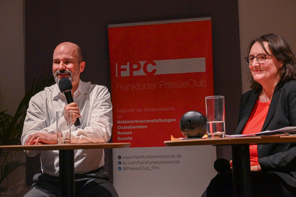 Frankfurt am Main, 03.04.2025, Stadtteil Westend, Ulmenstrasse 20, Frankfurter-Presseclub (FPC), Clubabend, Wie hält man Zeitungsleser heutzutage bei der Stange – und gewinnt im besten Fall neue hinzu? Welche Chancen bieten dabei Formatänderung und Relaunch? Seit Anfang Januar erscheinen die Frankfurter Neue Presse und die Frankfurter Rundschau in einem neuen Format. Und zwar im gleichen – das schafft Synergien in der Produktion sowie Einsparpotenziale. Die FNP ist etwas kleiner geworden, die FR dafür etwas größer. Zudem gibt’s inhaltliche Veränderungen, neue Aufteilung der Bücher, einen veränderten Aufbau der Meldungen. Hat sich die Umstellung gelohnt – und wie kommt sie bei den Leser*innen an?. Mit dem Geschäftsführer bei den Tageszeitungen der Mediengruppe Frankfurt, Dr. Max Rempel.. Moderation: Michaela Schmehl (FPC Vorstandsmitglied) . (c) FOTO: Rainer Rüffer (Rueffer)