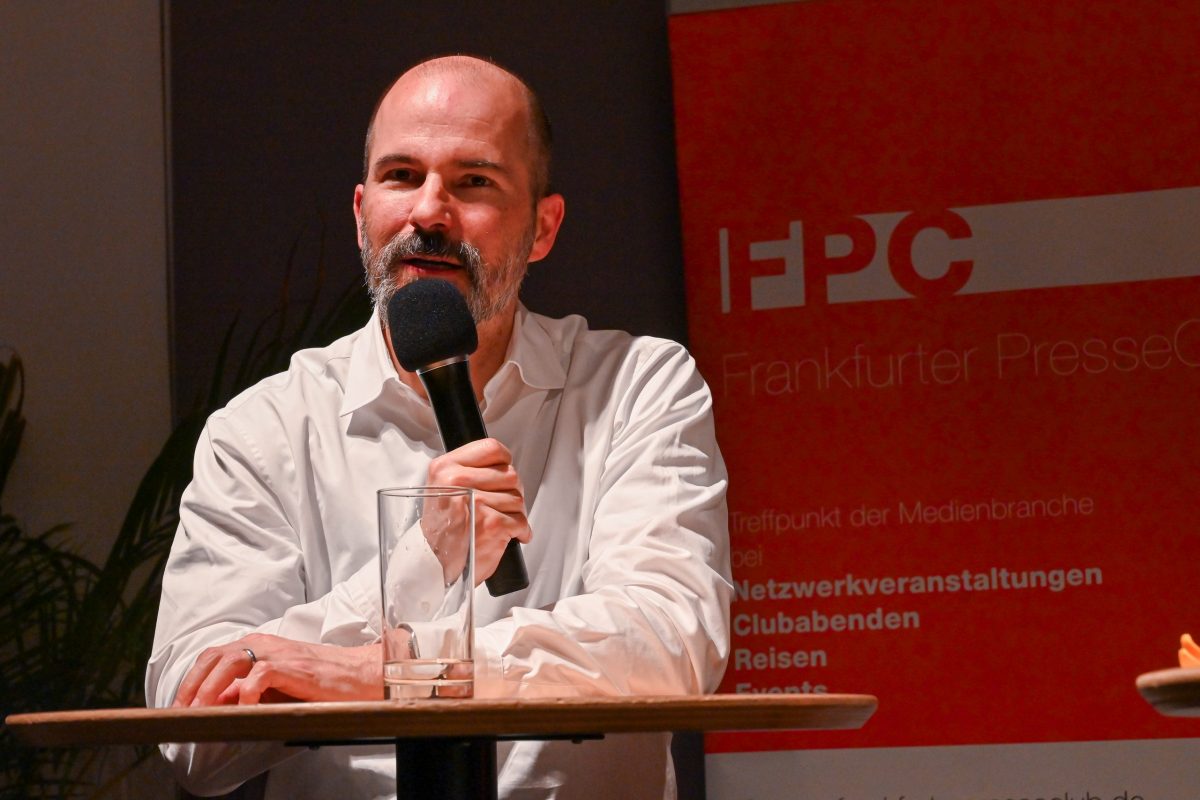 Frankfurt am Main, 03.04.2025, Stadtteil Westend, Ulmenstrasse 20, Frankfurter-Presseclub (FPC), Clubabend, Wie hält man Zeitungsleser heutzutage bei der Stange – und gewinnt im besten Fall neue hinzu? Welche Chancen bieten dabei Formatänderung und Relaunch? Seit Anfang Januar erscheinen die Frankfurter Neue Presse und die Frankfurter Rundschau in einem neuen Format. Und zwar im gleichen – das schafft Synergien in der Produktion sowie Einsparpotenziale. Die FNP ist etwas kleiner geworden, die FR dafür etwas größer. Zudem gibt’s inhaltliche Veränderungen, neue Aufteilung der Bücher, einen veränderten Aufbau der Meldungen. Hat sich die Umstellung gelohnt – und wie kommt sie bei den Leser*innen an?. Mit dem Geschäftsführer bei den Tageszeitungen der Mediengruppe Frankfurt, Dr. Max Rempel.. Moderation: Michaela Schmehl (FPC Vorstandsmitglied) . (c) FOTO: Rainer Rüffer (Rueffer)