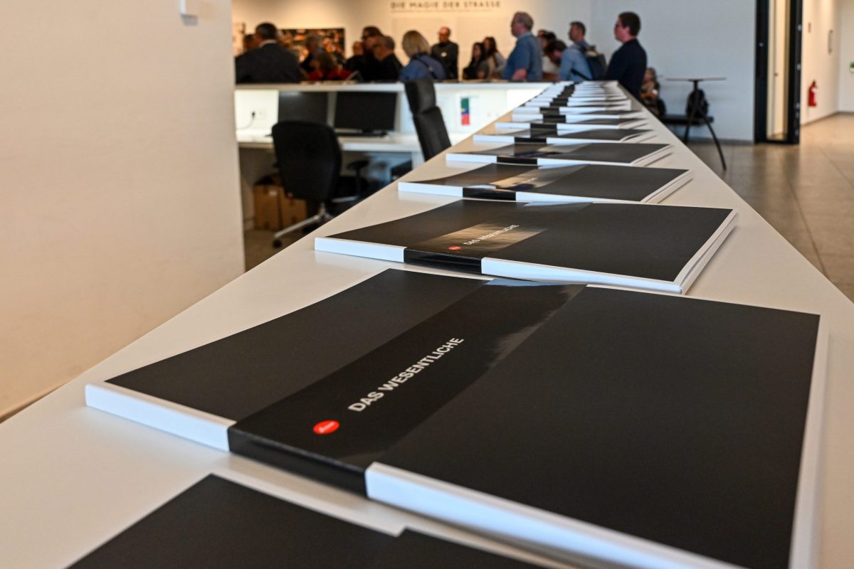 Wetzlar, 17.05.2025, Am Leitz-Park 6, 100 Jahre Leica – Frankfurter-Presseclub (FPC) Hausbesuch bei der Leica Camera AG in der Leica Welt. HIER: Pralinen mit Leitz-Logo im Leitz-Cafe. HIER: Tresen mit Pressemappen. (c) FOTO: Rainer Rüffer (Rueffer)