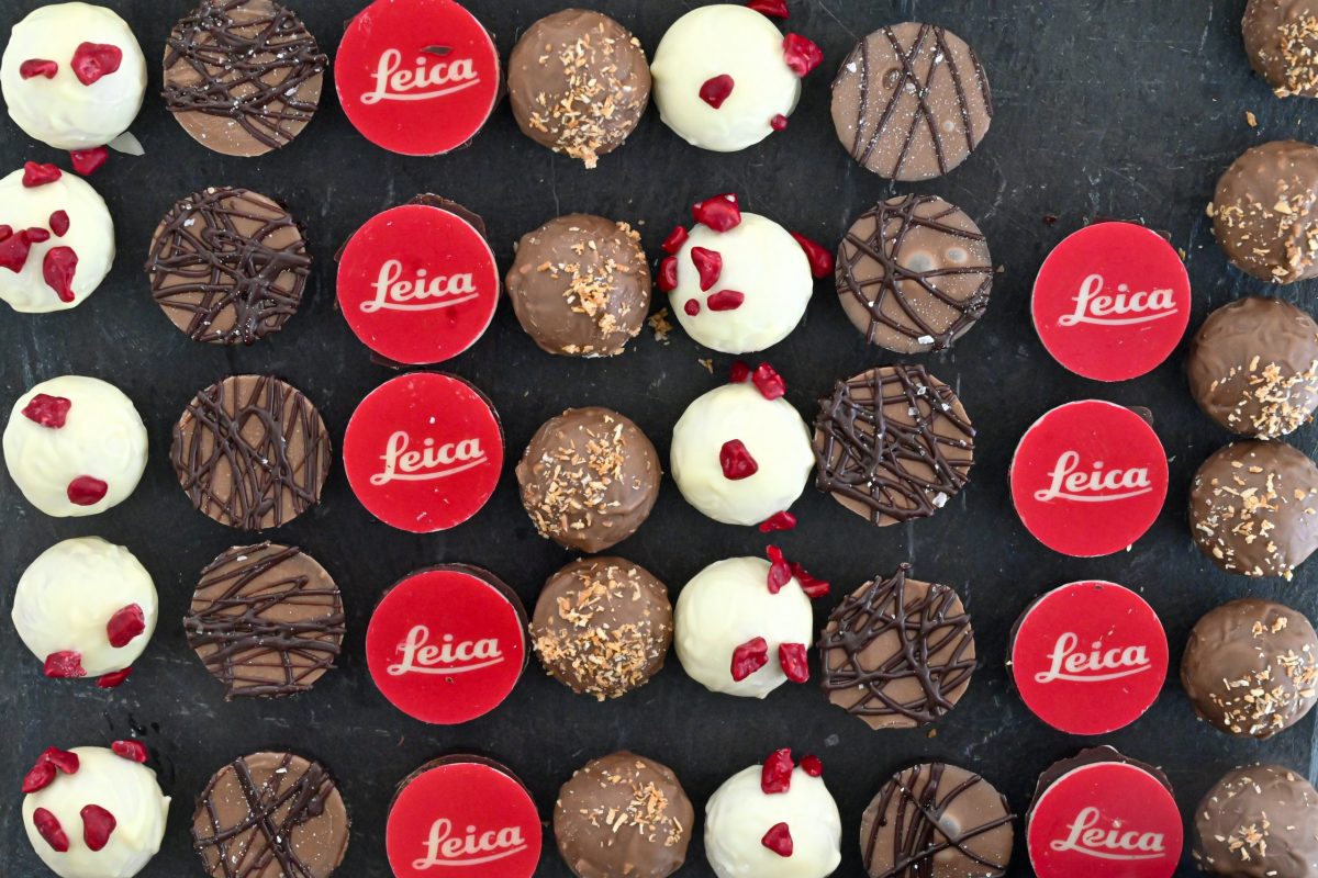 Wetzlar, 17.05.2025, Am Leitz-Park 6, 100 Jahre Leica – Frankfurter-Presseclub (FPC) Hausbesuch bei der Leica Camera AG in der Leica Welt. HIER: Pralinen mit Leitz-Logo im Leitz-Cafe. (c) FOTO: Rainer Rüffer (Rueffer)