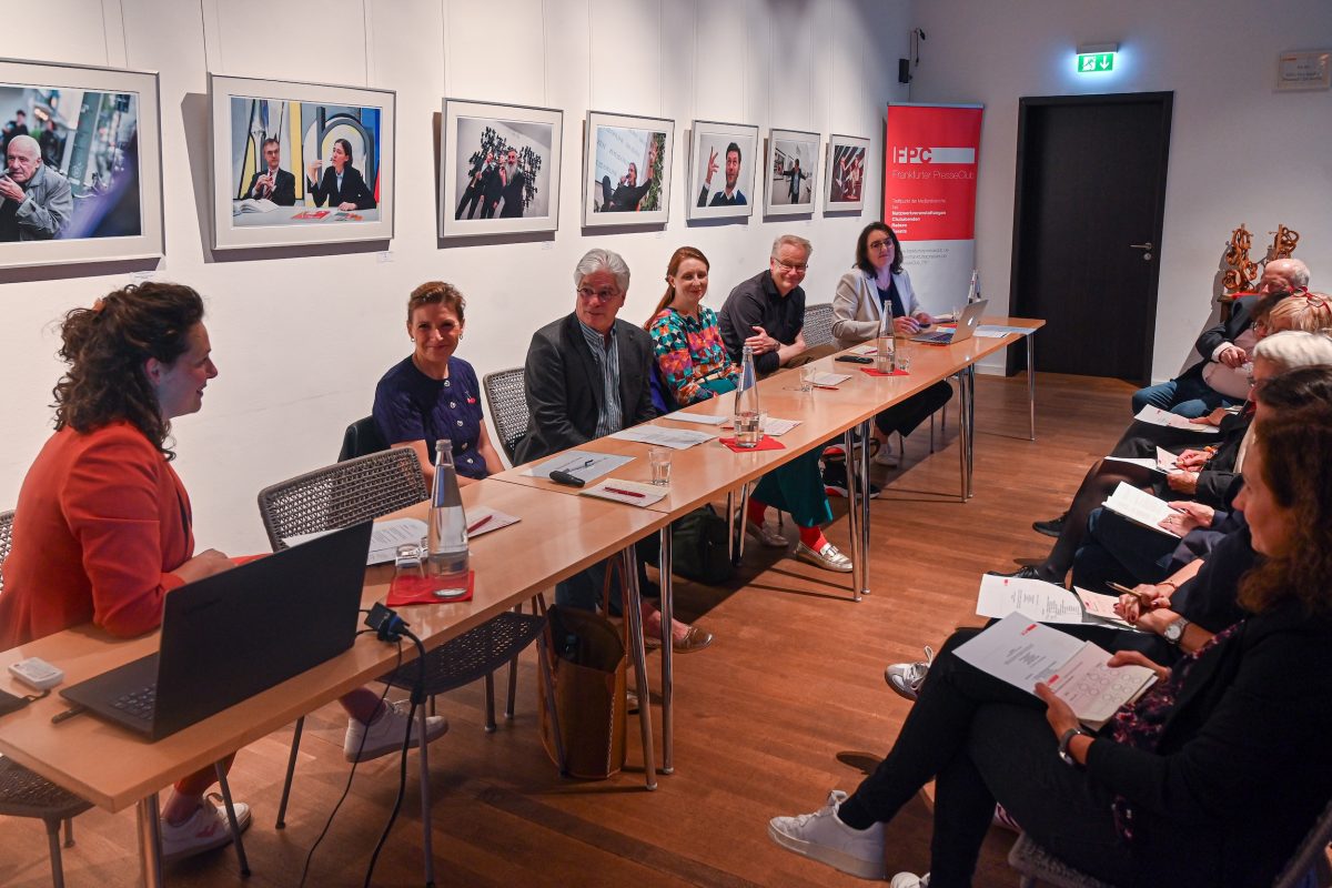 Frankfurt am Main, 05.06.2025, Stadtteil Westend, Ulmenstrasse 20, Mitgliederversammlung des Frankfurter Presseclubs (FPC) mit Vorstandsneuwahlen.(c) FOTO: Rainer Rüffer (Rueffer)