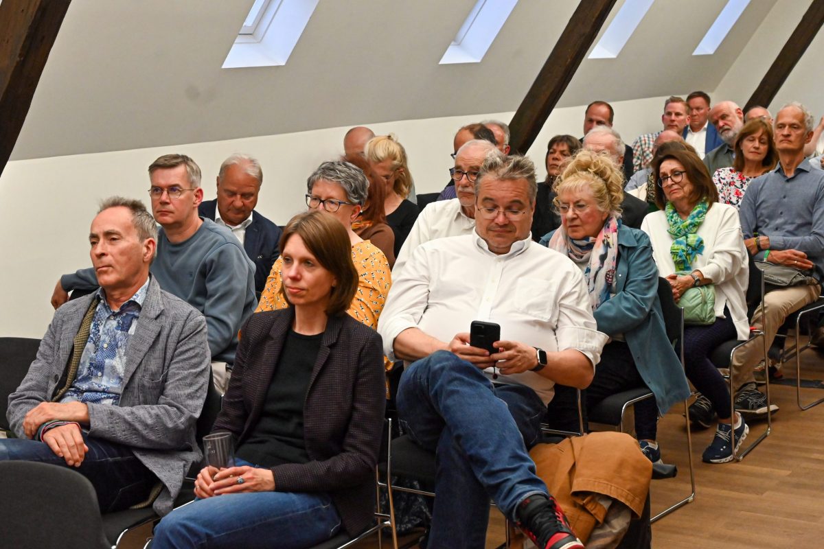 Frankfurt am Main, 22.05.2025, Stadtteil Westend, Ulmenstrasse 20, Frankfurter Presseclub (FPC) Clubabend, Thema: „Wüstenradar: Vom Verschwinden der Lokalzeitung“ als Kooperationsveranstaltung mit der m² MedienMittwoch Stiftung. ZU GAST Axel Grysczyk (Chefredakteur HNA – Hessische/Niedersächsische Allgemeine), Dr. Thomas Schnedler (Co-Geschäftsführer Netzwerk Recherche) ,
MODERATION
Michaela Schmehl (FPC Vorstandsmitglied)
BEGRÜßUNG
Wolfgang Borgfeld (Kurator, m² MedienMittwoch Stiftung)
(c) FOTO: Rainer Rüffer (Rueffer)