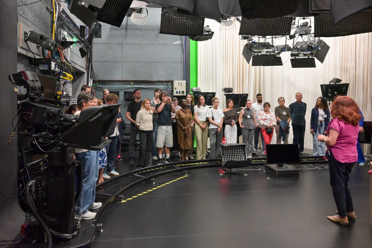 Straßburg, 16.06.2025,Fortbildungsreise des Frankfurter-Presseclubs (FPC) zu ARTE (Association Relative à la Télévision Européenne) am Hauptsitz in Straßburg. HIER: Blick ins Fernseh-Studio. (c) FOTO: Rainer Rüffer (Rueffer)