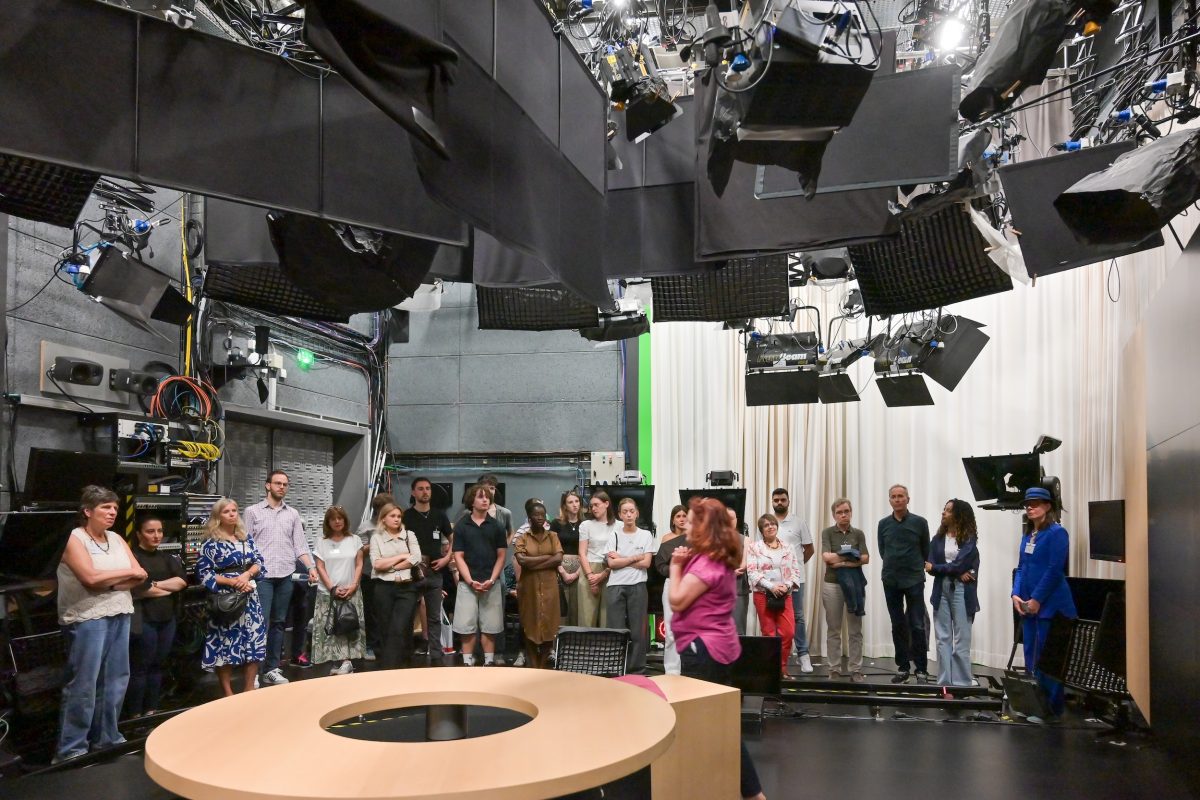 Straßburg, 16.06.2025,Fortbildungsreise des Frankfurter-Presseclubs (FPC) zu ARTE (Association Relative à la Télévision Européenne) am Hauptsitz in Straßburg. HIER: Blick ins Fernseh-Studio.(c) FOTO: Rainer Rüffer (Rueffer)