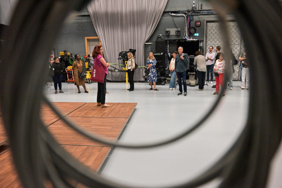 Straßburg, 16.06.2025,Fortbildungsreise des Frankfurter-Presseclubs (FPC) zu ARTE (Association Relative à la Télévision Européenne) am Hauptsitz in Straßburg. HIER: Blick ins Fernseh-Studio.(c) FOTO: Rainer Rüffer (Rueffer)