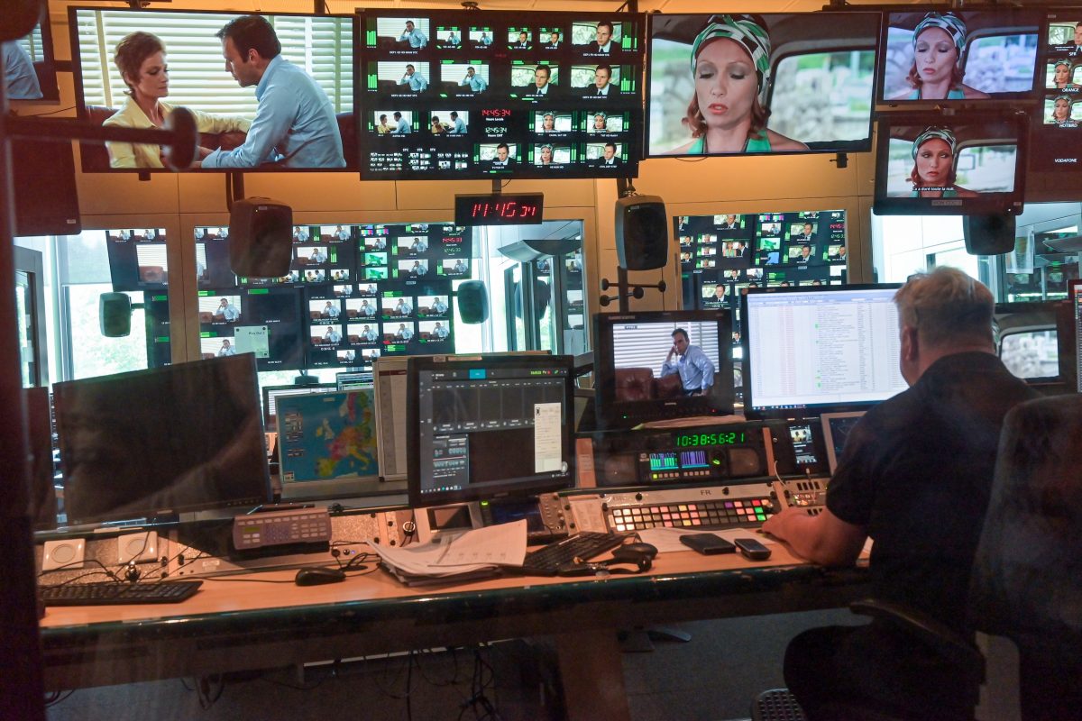 Straßburg, 16.06.2025,Fortbildungsreise des Frankfurter-Presseclubs (FPC) zu ARTE (Association Relative à la Télévision Européenne) am Hauptsitz in Straßburg. HIER: Blick ins Fernseh-Studio. Bildregie.(c) FOTO: Rainer Rüffer (Rueffer)