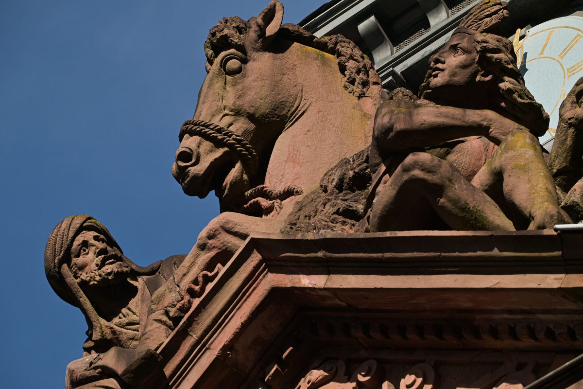 Frankfurt am Main, 04.07.2025, Stadtteil Westend, Ulmenstrasse 20, Frankfgurter-Presseclub, FPC-Jahresempfang im stimmungsvollen Hof des Restaurants „Herr Franz“, Ulmenstraße 20. Gastredner: Prof. Dr. Mirjam Wenzel, Direktorin des Jüdischen Museums Frankfurt. HIER: Detail Ulmenstrasse 20 ("Pferdestall"). (c) FOTO: Rainer Rüffer (Rueffer)