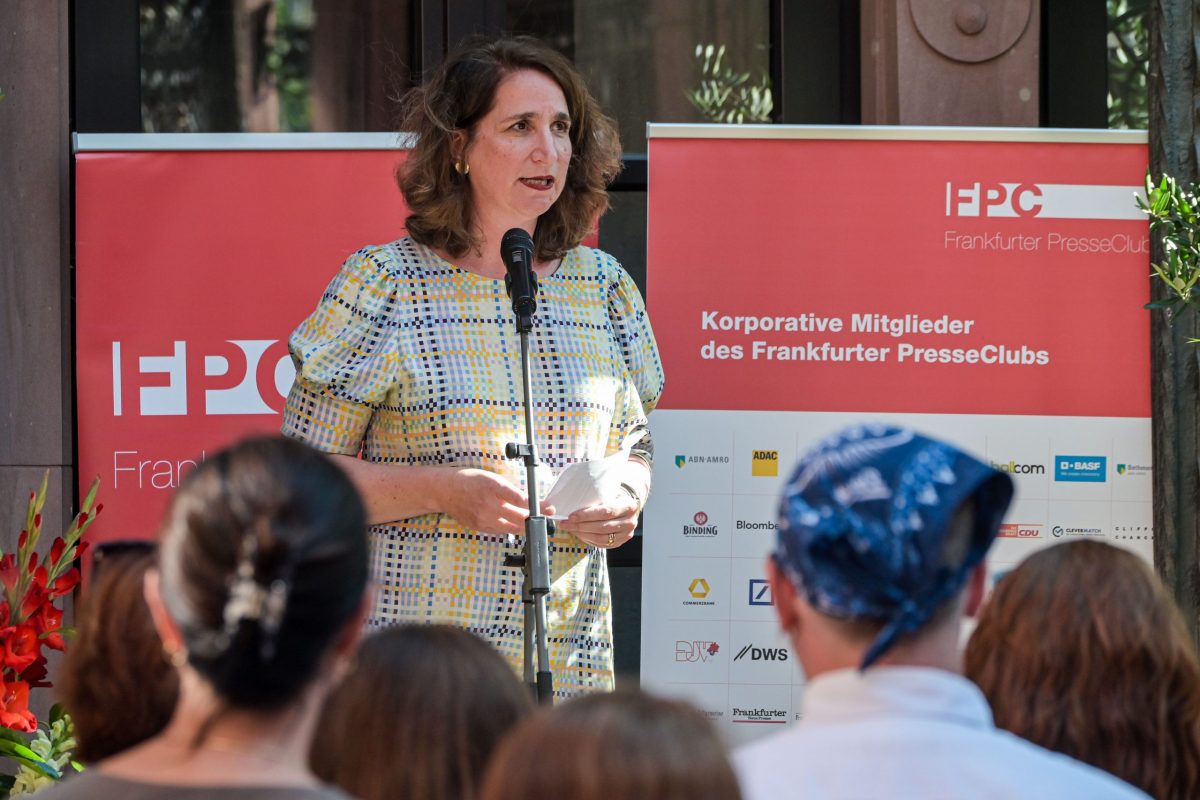 Frankfurt am Main, 04.07.2025, Stadtteil Westend, Ulmenstrasse 20, Frankfgurter-Presseclub, FPC-Jahresempfang im stimmungsvollen Hof des Restaurants „Herr Franz“, Ulmenstraße 20. Gastredner: Prof. Dr. Mirjam Wenzel, Direktorin des Jüdischen Museums Frankfurt (FOTO). (c) FOTO: Rainer Rüffer (Rueffer)