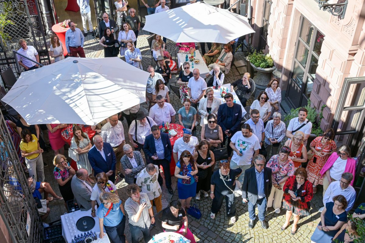 Frankfurt am Main, 04.07.2025, Stadtteil Westend, Ulmenstrasse 20, Frankfurter-Presseclub, FPC-Jahresempfang – Gastredner: Prof. Dr. Mirjam Wenzel, Direktorin des Jüdischen Museums Frankfurt. HIER: Totale. (c) FOTO: Rainer Rüffer (Rueffer)