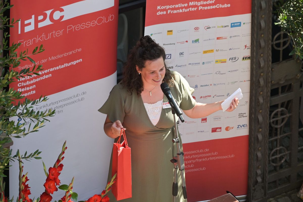 Frankfurt am Main, 04.07.2025, Stadtteil Westend, Ulmenstrasse 20, Frankfgurter-Presseclub, FPC-Jahresempfang – Gastredner: Prof. Dr. Mirjam Wenzel, Direktorin des Jüdischen Museums Frankfurt. HIER: FPC-Prässidentin Jana Sauer bei ihrer Ansprache. (c) FOTO: Rainer Rüffer (Rueffer)