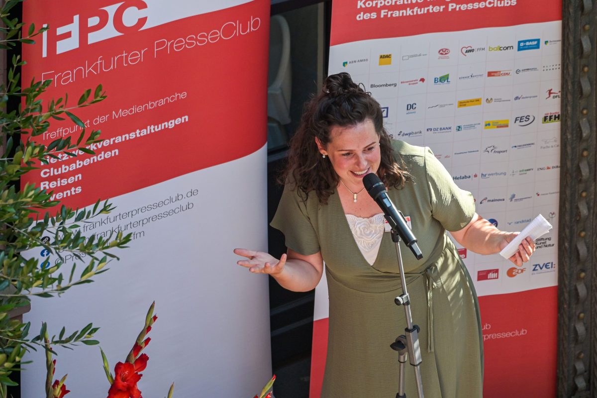 Frankfurt am Main, 04.07.2025, Stadtteil Westend, Ulmenstrasse 20, Frankfgurter-Presseclub, FPC-Jahresempfang – Gastredner: Prof. Dr. Mirjam Wenzel, Direktorin des Jüdischen Museums Frankfurt. HIER: FPC-Prässidentin Jana Sauer bei ihrer Ansprache. (c) FOTO: Rainer Rüffer (Rueffer)