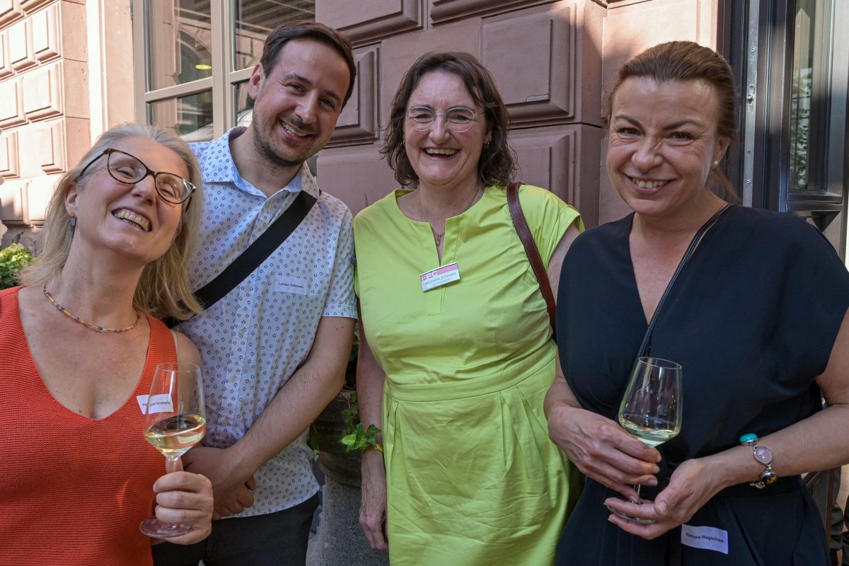 Frankfurt am Main, 04.07.2025, Stadtteil Westend, Ulmenstrasse 20, Frankfurter-Presseclub, FPC-Jahresempfang – Gastredner: Prof. Dr. Mirjam Wenzel, Direktorin des Jüdischen Museums Frankfurt. HIER: (v.l.) Kerstin Scheidecker, Lukasz Galkowski , Michaela Schmehl (FPC-Vorstandsmitglied), Simone Wagenhaus (FNP). (c) FOTO: Rainer Rüffer (Rueffer)