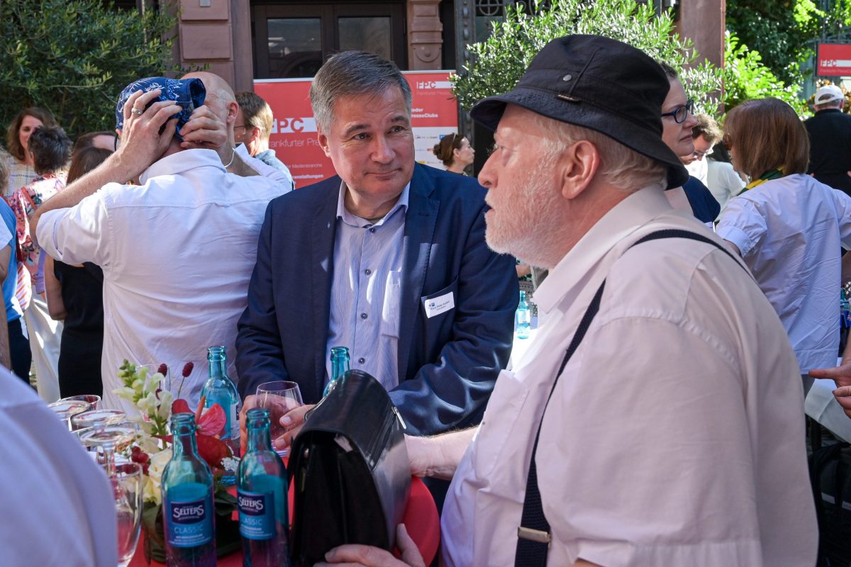 Frankfurt am Main, 04.07.2025, Stadtteil Westend, Ulmenstrasse 20, Frankfurter-Presseclub, FPC-Jahresempfang – Gastredner: Prof. Dr. Mirjam Wenzel, Direktorin des Jüdischen Museums Frankfurt. HIER: Klaus Stefan Ruoff (IHK-Vizepräsident) (m.) und Gerhard Kneier. (c) FOTO: Rainer Rüffer (Rueffer)