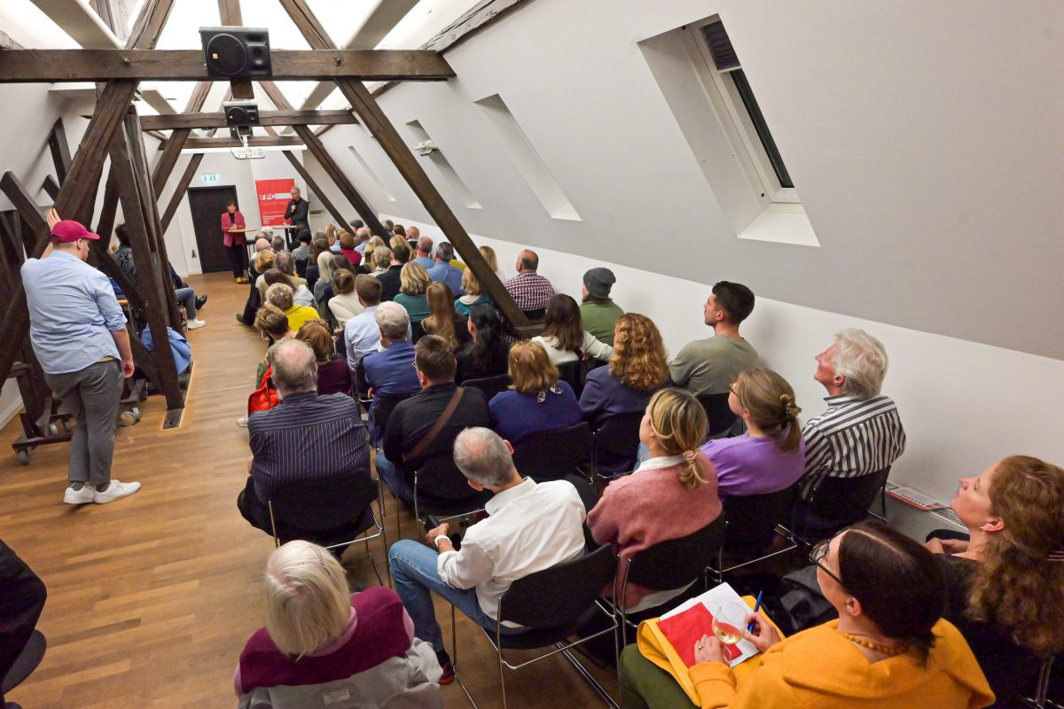 Frankfurt am Main, 09.10.2025, Stadtteil Westend, Ulmenstrasse 20, Frankfurter-Presseclub, Clubabend: Zwischen Frontlinien und Fakten“ mit Sophie von der Tann (Nahost-Korrespondentin ARD Studio Tel Aviv). (c) FOTO: Rainer Rüffer (Rueffer)