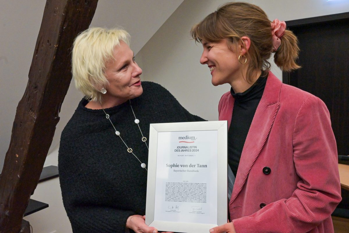 Frankfurt am Main, 09.10.2025, Stadtteil Westend, Ulmenstrasse 20, Frankfurter-Presseclub, Clubabend: Zwischen Frontlinien und Fakten“ mit Sophie von der Tann (Nahost-Korrespondentin ARD Studio Tel Aviv). HIER: Mit Annette Milz (Herausgeberin "Medium Magazin" (l.) (c) FOTO: Rainer Rüffer (Rueffer)