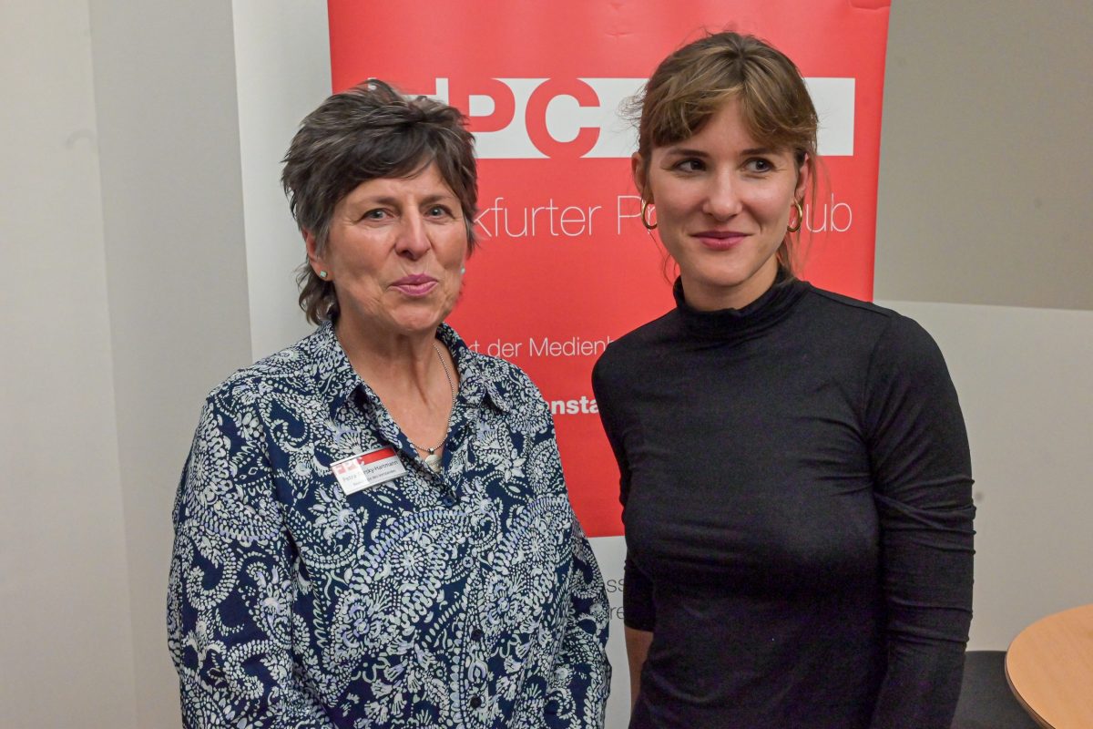 Frankfurt am Main, 09.10.2025, Stadtteil Westend, Ulmenstrasse 20, Frankfurter-Presseclub, Clubabend: Zwischen Frontlinien und Fakten“ mit Sophie von der Tann (Nahost-Korrespondentin ARD Studio Tel Aviv). HIER: Mit Petra Tursky-Hartmann (l.) (FPC). (c) FOTO: Rainer Rüffer (Rueffer)